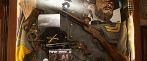 Decoración de cine en Casa Miguel, restaurante en San José, Almería - atrezzo original de westerns rodados en Almería