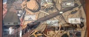 Atrezzo de Lawrence de Arabia en la decoración de Casa Miguel, restaurante temático de cine en San José, Almería