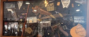 Atrezzo de Patton en la decoración de Casa Miguel, restaurante temático de cine en San José, Almería